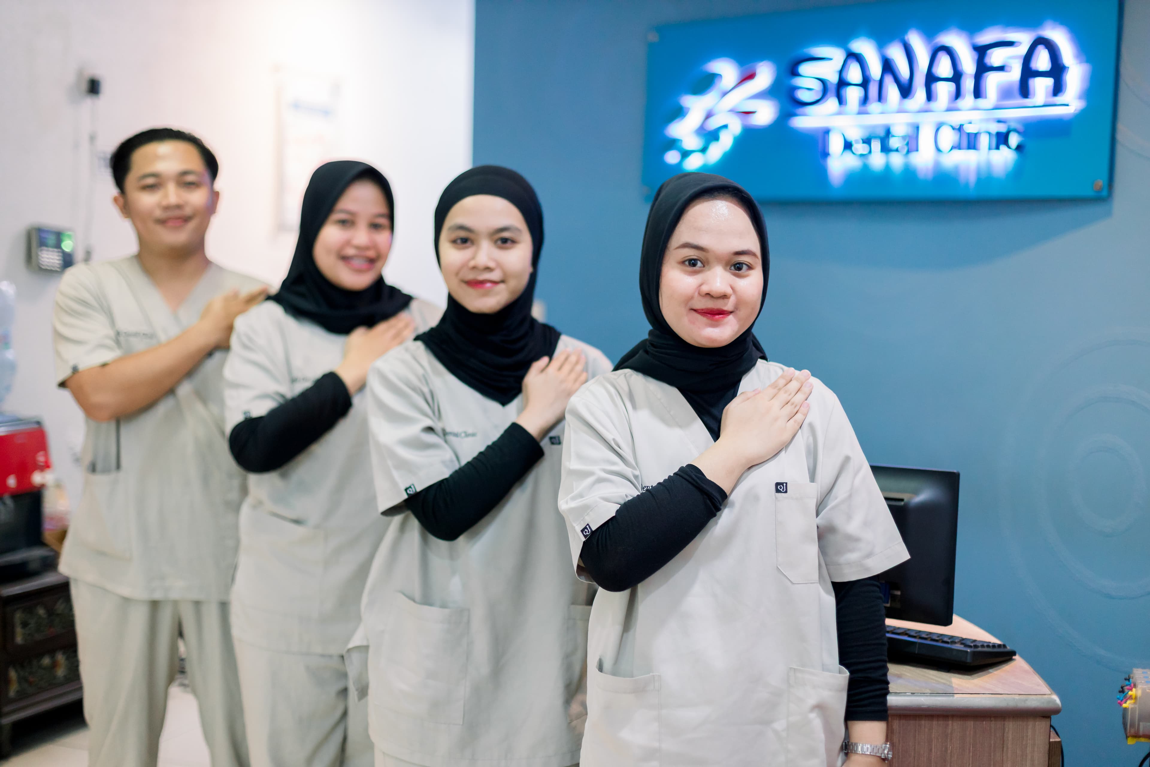Tim Sanafa Dental Clinic berfoto bersama di area klinik.