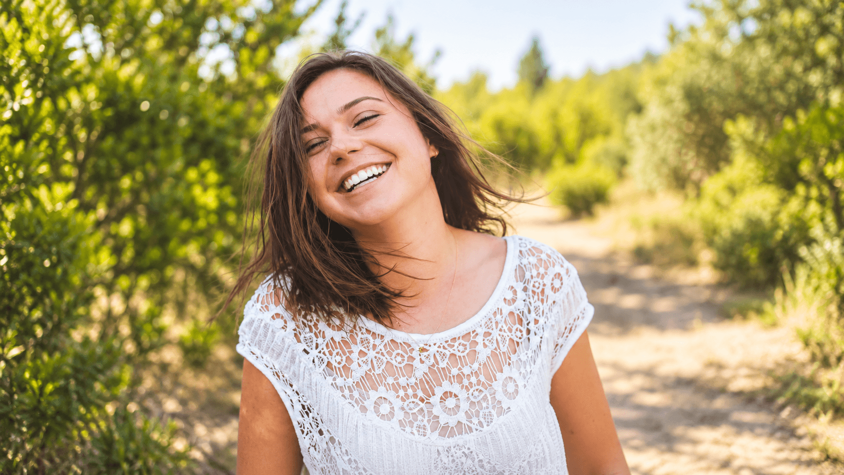 Perempuan tersenyum cerah ? Sanafa Dental Clinic